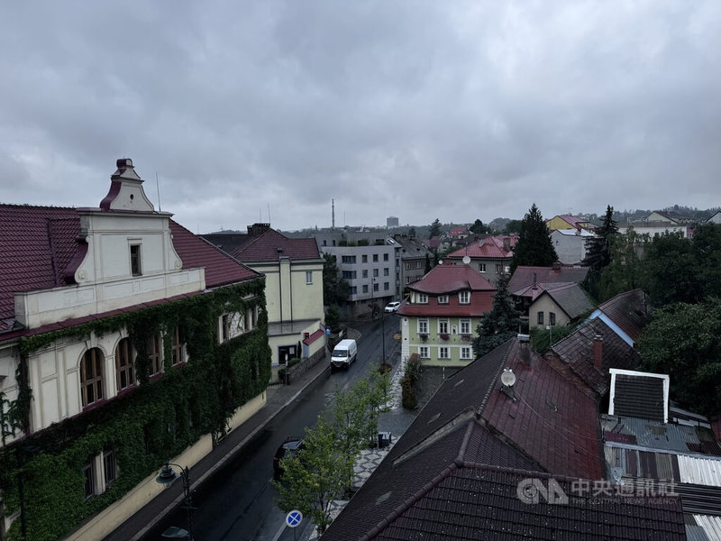 捷克近日陰雨綿綿，捷克政府與氣象學家警告，連日來的強降雨可能引發類似2002年或1997年的大規模洪水。中央社記者劉郁葶布拉格攝  113年9月13日