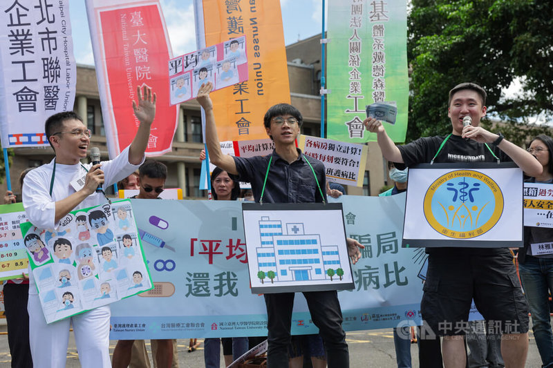 台灣護理產業工會13日在行政院前舉行記者會,抗議現行「三班護病比」政策將各病房護病比平均計算,與護理師實際臨床照顧病患的情況有嚴重落差,並上演行動劇,批衛福部放水。中央社記者裴禛攝 113年9月13日