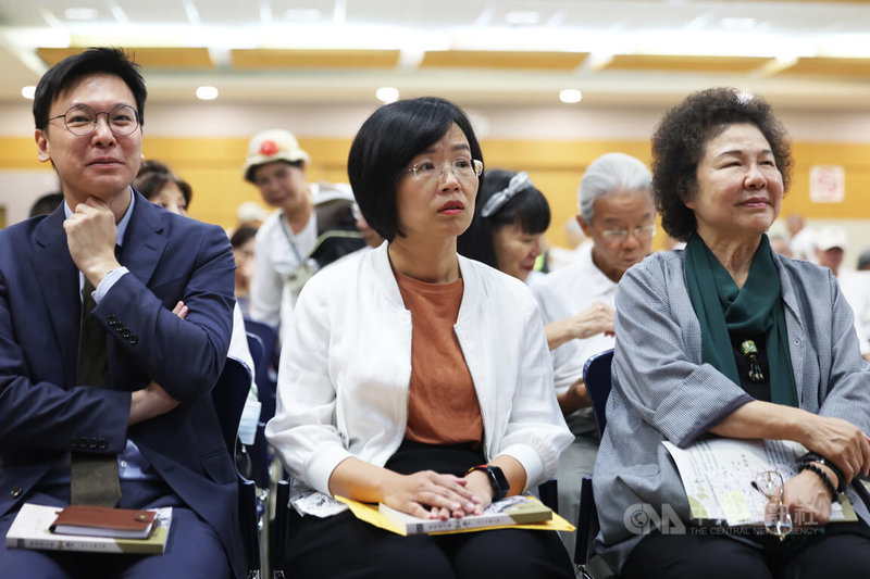 人民作主志工團30週年活動13日在台大校友會館舉行,國安會副秘書長林飛帆(左起)、民進黨立委蘇巧慧與監察院長陳菊等人出席。中央社記者趙世勳攝 113年9月13日