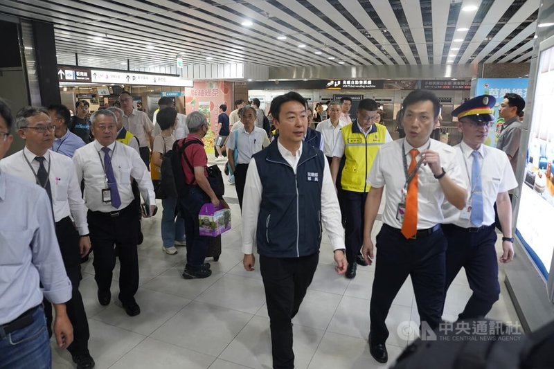 交通部長陳世凱(前黑背心者)13日下午到台北車站視察中秋節台鐵及高鐵疏運情形,沿途並聽取專人簡報說明。中央社記者徐肇昌攝 113年9月13日