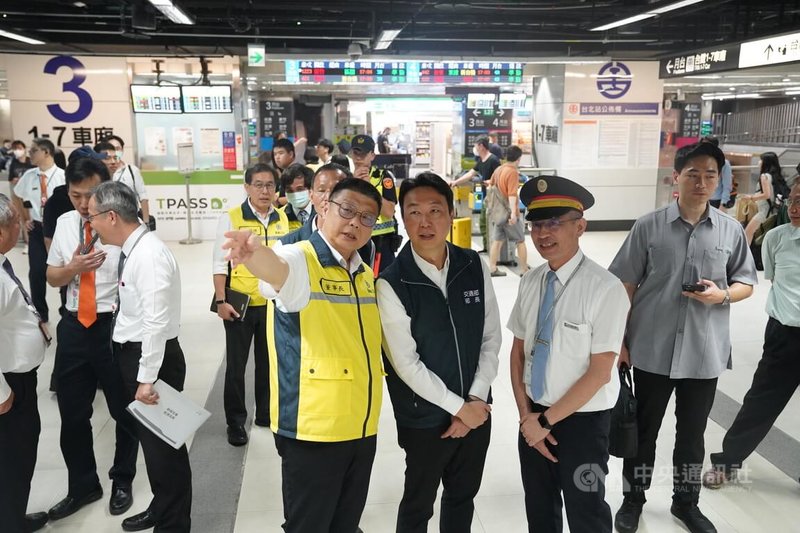 交通部長陳世凱(前右2)13日到台北車站視察中秋節台鐵及高鐵疏運情形,台鐵公司董事長杜微(前右3)陪同,在驗票閘口前為陳世凱說明。中央社記者徐肇昌攝 113年9月13日