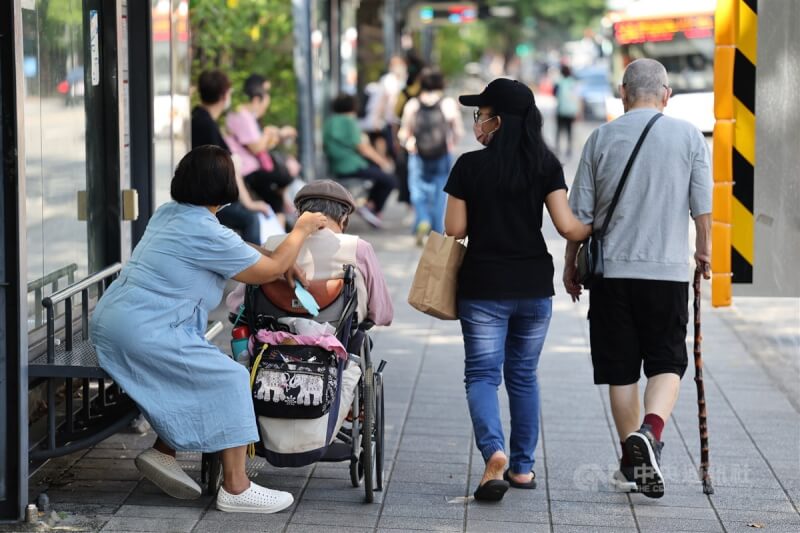 圖為台北市中正區街頭看護與受照顧長者一同外出。（中央社檔案照片）