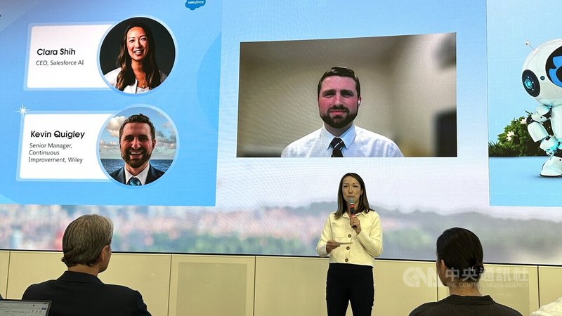客戶關係管理(CRM)龍頭Salesforce推AI代理人,AI部門執行長史宗瑋(Clara Shih)解說新技術核心。中央社記者張欣瑜舊金山攝 113年9月13日