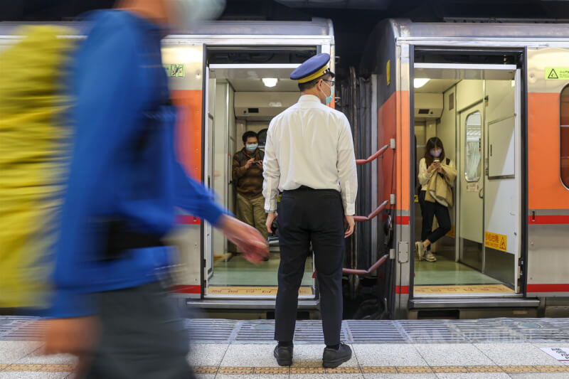 圖為台鐵人員在台北車站月台確認旅客乘車情形。（中央社檔案照片）