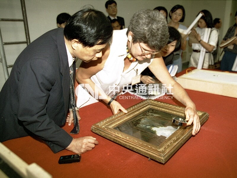 羅浮宮借展來台的名畫,在台北故宮舉行開箱記者會,羅浮宮維護人員手執放大鏡,鉅細靡遺地檢查畫作在運送過程中有無損傷。中央社記者王遠茂攝 84年9月2日