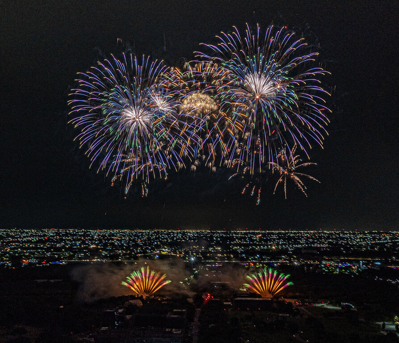 2024國慶焰火在雲林，國慶籌備委員會13日晚間率先在雲林虎尾高鐵特定區試放180秒，美麗煙花點亮夜空，吸引許多人觀看。（雲林縣政府提供）中央社記者姜宜菁傳真 113年9月13日