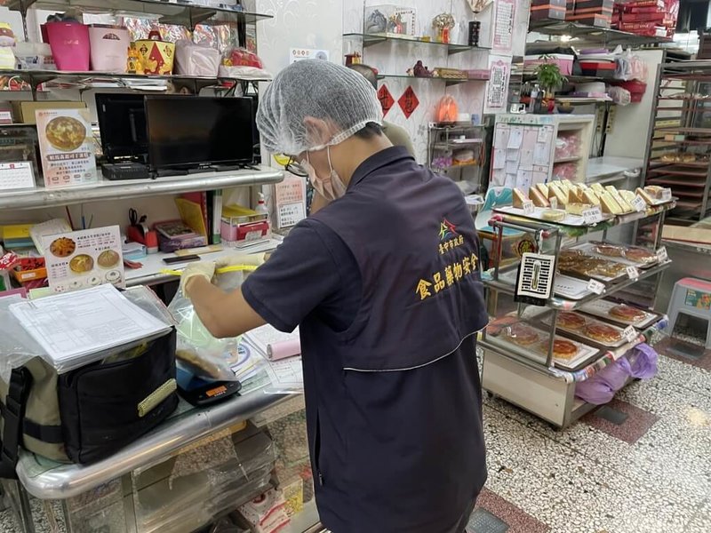 台中市食品藥物安全處啟動中秋節食安稽查專案，14日公布結果，其中1家在大里區的烘焙坊未依規定投保產品責任險，依法開罰。（台中市政府提供）中央社記者郝雪卿傳真  113年9月14日