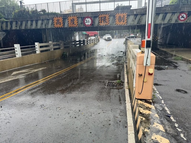 台中市14日午後下起大雷雨，瞬間強降雨造成市區及屯區多處積淹水，經市府追蹤，積淹水情況在雨勢趨緩後都已消退。圖為南區正義街地下道積水排除，恢復通行。（台中市政府提供）中央社記者郝雪卿傳真  113年9月14日