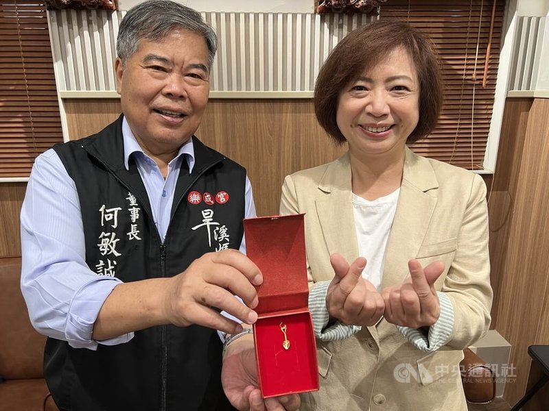 台中樂成宮14日舉辦未婚聯誼活動,吸引400名單身男女參加,樂成宮董事長何敏誠(左)表示,配對成功並結婚者,樂成宮將致贈金鏟子。右為民進黨立委何欣純。中央社記者郝雪卿攝 113年9月14日