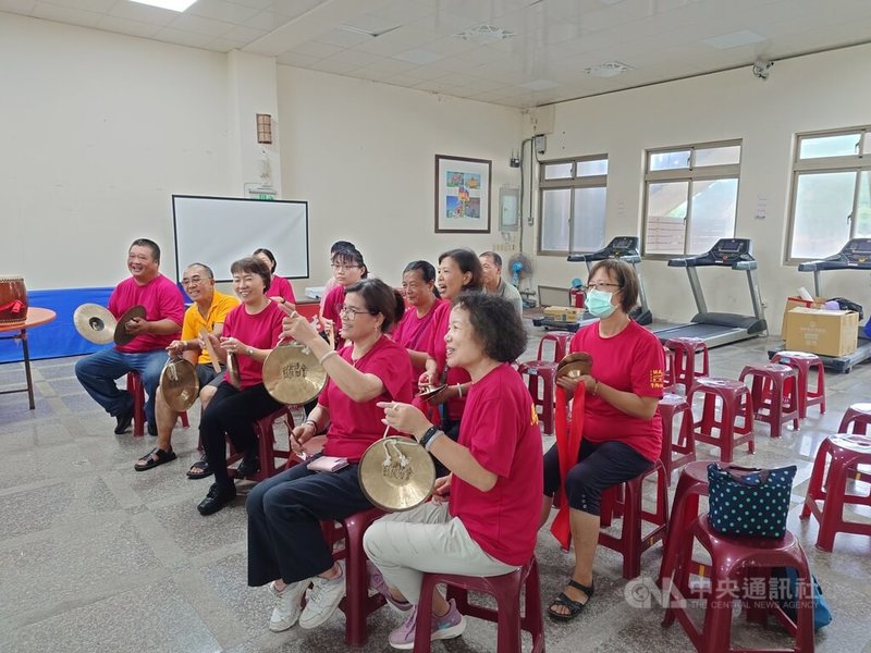 馬祖鼓板協會在連江縣南竿鄉復興村舉辦鼓板研習,參與民眾聚精會神,練習鼓板敲打與讀譜。中央社記者潘欣彤攝 113年9月14日