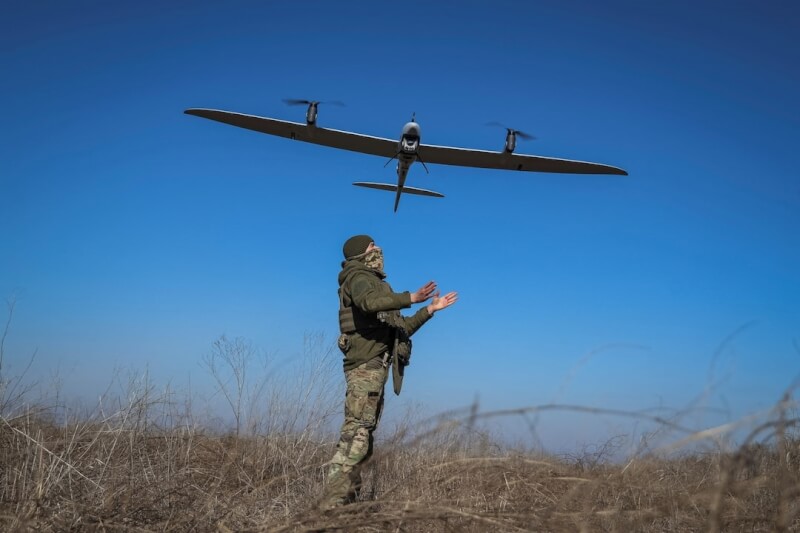 圖為烏克蘭軍人發射偵察無人機。（示意圖／路透社）