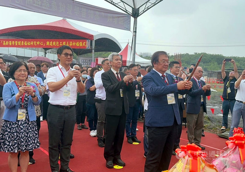 由國家衛生研究院主責與台大共同規劃成立的「高齡醫學暨健康福祉研究中心」，座落於台大雲林分部校內，14日舉辦上梁祈福儀式，衛生福利部長邱泰源（前右）擔任主祭。中央社記者黃國芳攝  113年9月14日