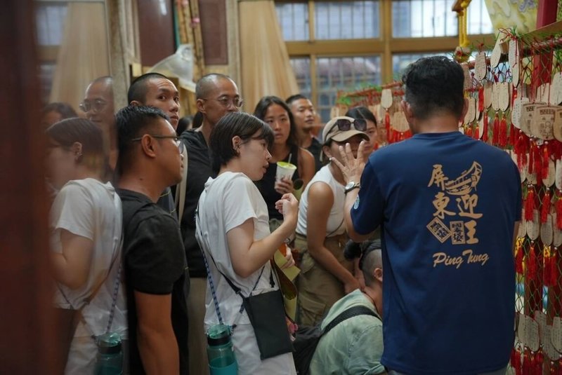 東港迎王平安祭典為文化部核定國家級重要民俗文化資產，屏東縣政府舉辦首屆「屏東迎王國際論壇」，帶領國內外學者走訪七角頭、宮廟等，細說迎王典故，透過活動更加了解其歷史脈絡。（屏東縣政府提供）中央社記者李卉婷傳真  113年9月14日