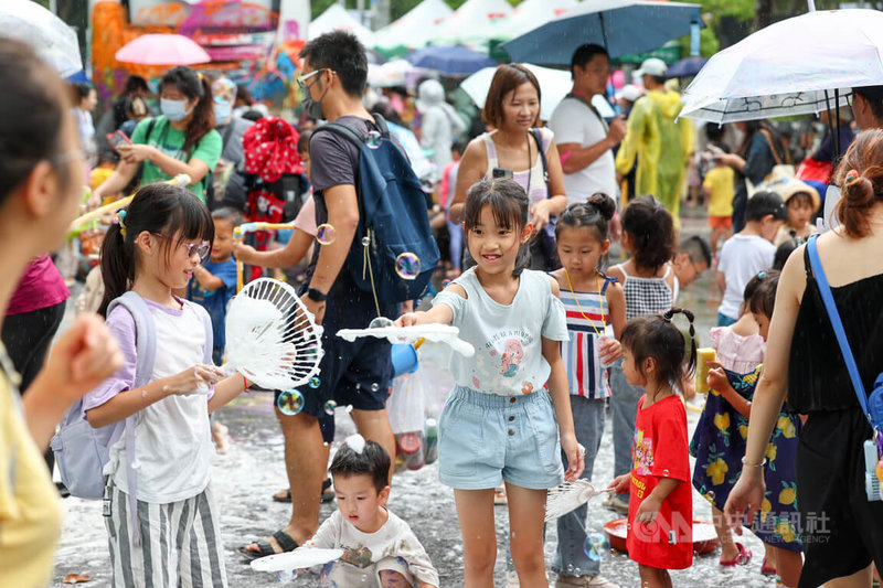 第5屆「瘋北大兒童上街趣」14日在新北市三峽區大義路封路熱鬧登場，吸引大批親子到場同樂。中央社記者王騰毅攝　113年9月14日