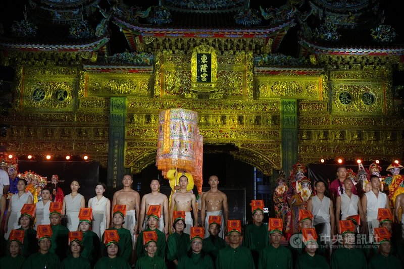 台灣表演藝術團體「優人神鼓」與屏東東港東隆宮合作,結合藝術與大漢樂團、神將、轎班等在地藝陣傳統祭儀表演,重新演繹經典戲碼「金剛心」,謝幕時參演團隊皆登台留影。中央社記者黃郁菁攝 113年9月14日