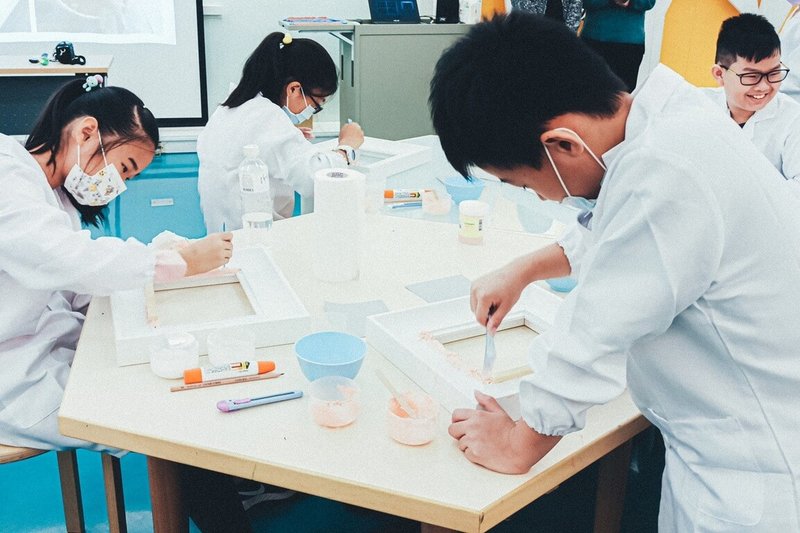 教育部14日表示,推動美感教育,實地走入藝文場館是重要的一環;奇美博物館與虎山實驗小學推動「藝術修復這件事」課程,學生化身修復師模擬畫框修復過程。(教育部提供)中央社記者陳至中傳真 113年9月14日