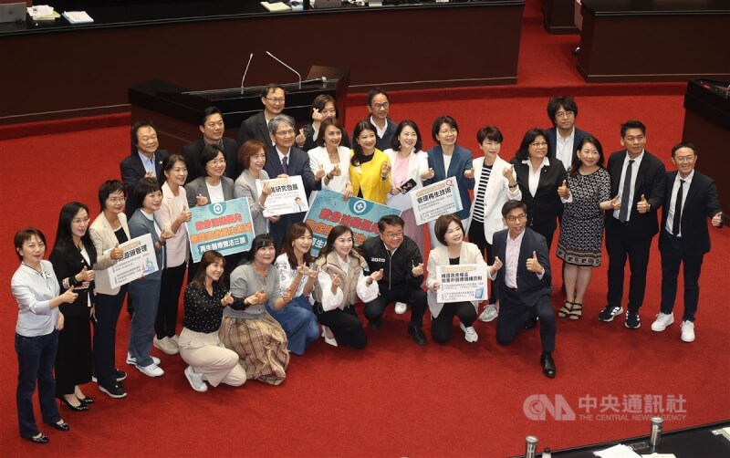 圖為立法院會6月4日三讀通過再生醫療法，民進黨立委持標語在議場合影。（中央社檔案照片）