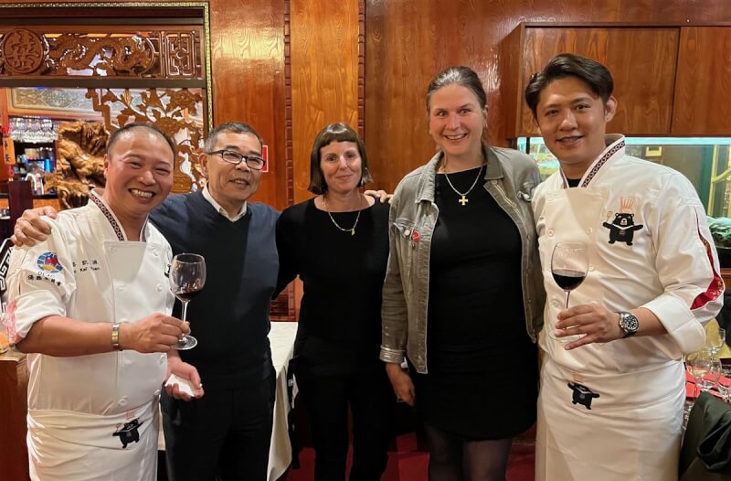 芭達桑原住民主題餐廳行政主廚張克勤(右)及亞都麗緻飯店天香樓餐廳主廚路凱源在(左)的台式宴席料理驚豔德國民眾,漢堡市議會議員拉特維森 (右2)頻讚好吃。(僑委會提供)中央社記者林尚縈柏林傳真 113年9月14日
