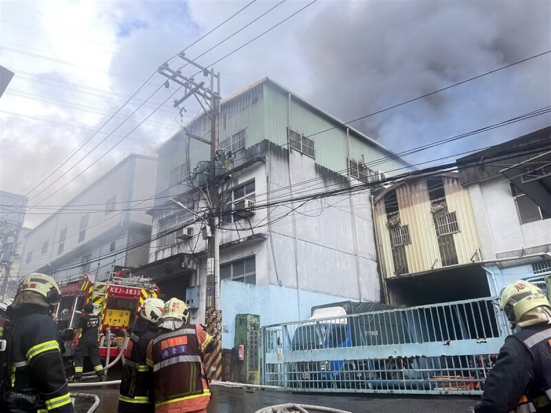 新北市土城區永豐路195巷一處工廠14日下午發生火警，現場竄出陣陣黑煙，消防局獲報動員人車前往搶救，也呼籲周邊民眾緊閉門窗。（民眾提供）中央社記者黃旭昇新北市傳真 113年9月14日