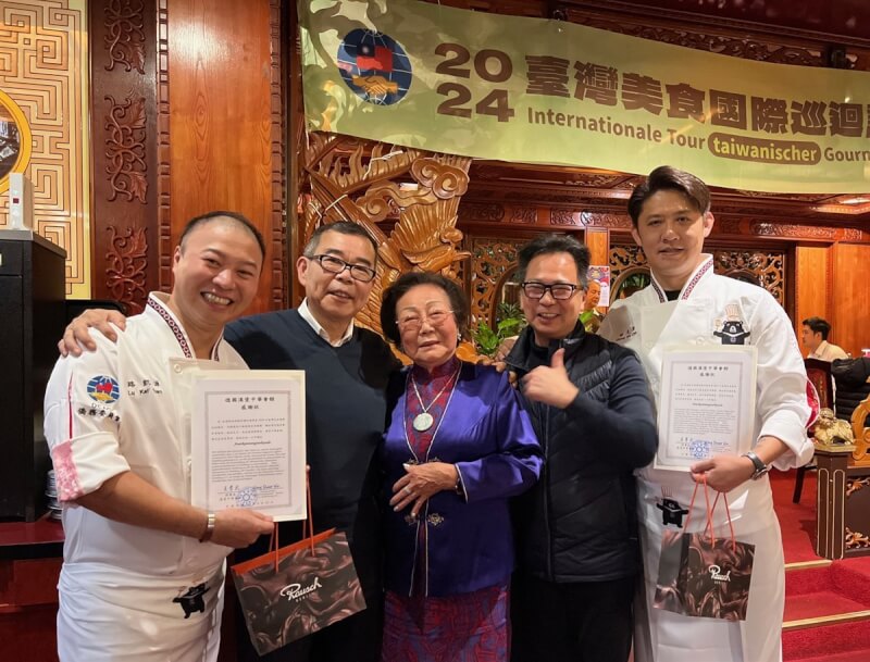 僑委會「台灣美食國際巡迴講座」德國場由漢堡中華會館主辦,理事長王孝武(右2)為新任僑務委員,代表僑委會致感謝狀予主廚張克勤(右)與路凱源(左)。(僑委會提供)中央社記者林尚縈柏林傳真 113年9月14日