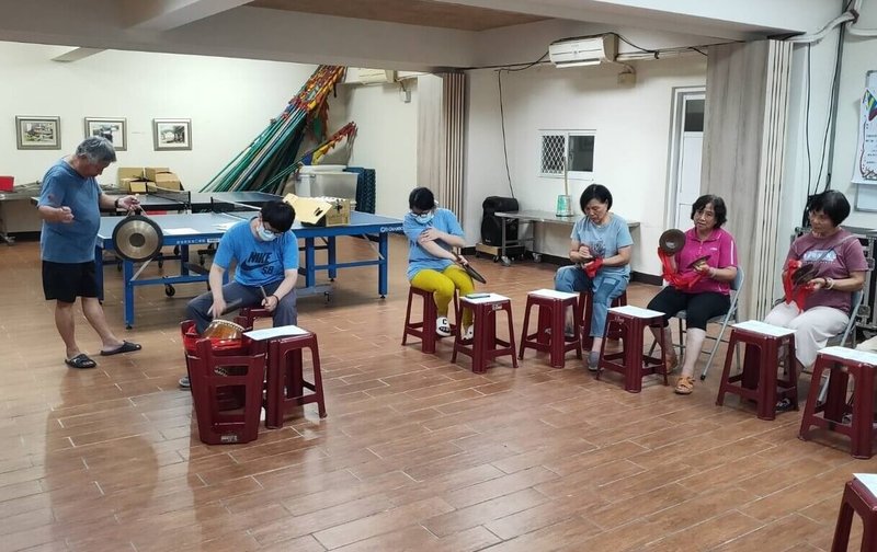 位於連江縣南竿鄉仁愛村的鐵板社區發展協會,9月起固定舉辦鼓板研習,盼讓村中獨特的鼓板譜能世代傳承。(鐵板社區發展協會提供)中央社記者潘欣彤傳真 113年9月14日