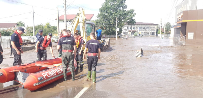 羅馬尼亞發生洪災，消防員出動救援。（Galati Inspectorate for Emergency Situations/Handout via 路透社）