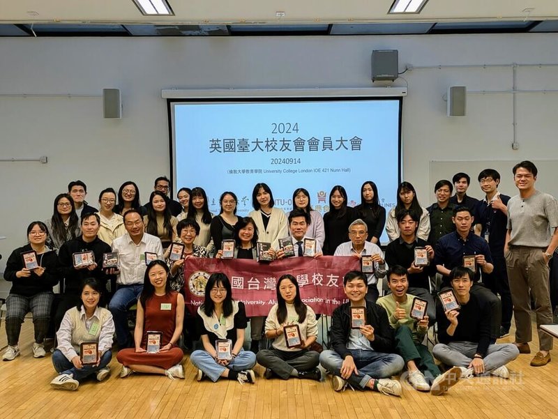 台灣大學自2023年執行將台大學生送往各國實習的「國際引水人計畫」，合作範圍橫跨歐、亞、非、北美13地，其中以在英國的實習人數最多，台大校友在其中扮演關鍵角色，台大國際長袁孝維（第2排左5）14日在訪英期間與校友交流。中央社記者陳韻聿倫敦攝 113年9月15日