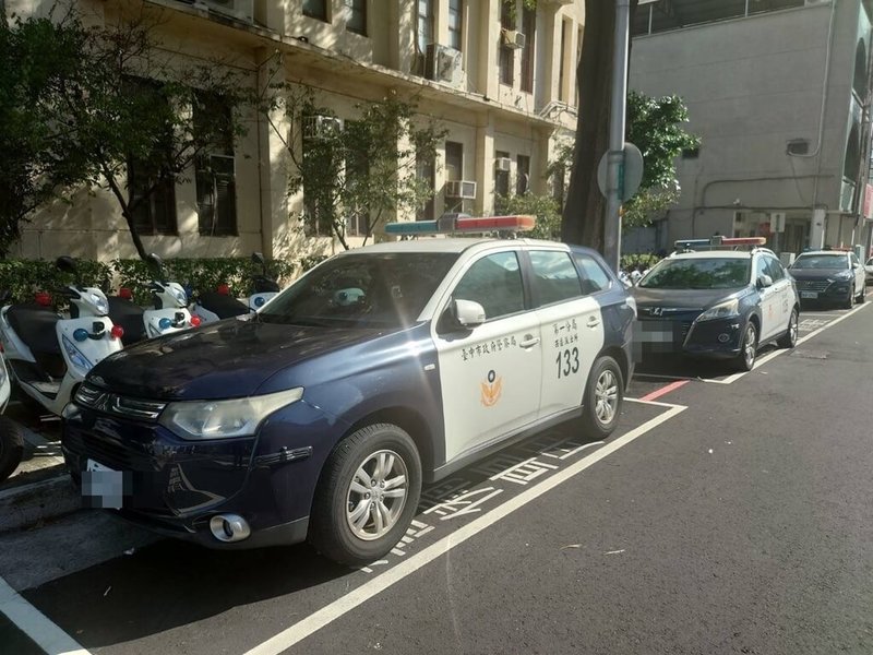 台中市有民眾發現有警車違規停車。台中市第一警分局15日澄清，當天配合外賓勤務安全維護，在該處臨停裝卸維安工作人員後勤補給，標線為可臨停的黃線，未超過3分鐘並未違規。圖非當事車輛。（民眾提供）中央社記者趙麗妍傳真 113年9月15日