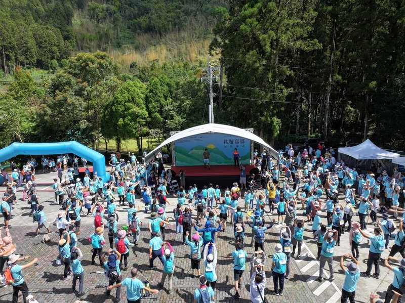 嘉義縣15日在阿里山國家風景區頂湖、大凍山步道舉辦結合馬拉松晶片的「秋遊嘉鄉」健行，吸引逾千人參加。（嘉義縣文化觀光局提供）中央社記者蔡智明傳真  113年9月15日