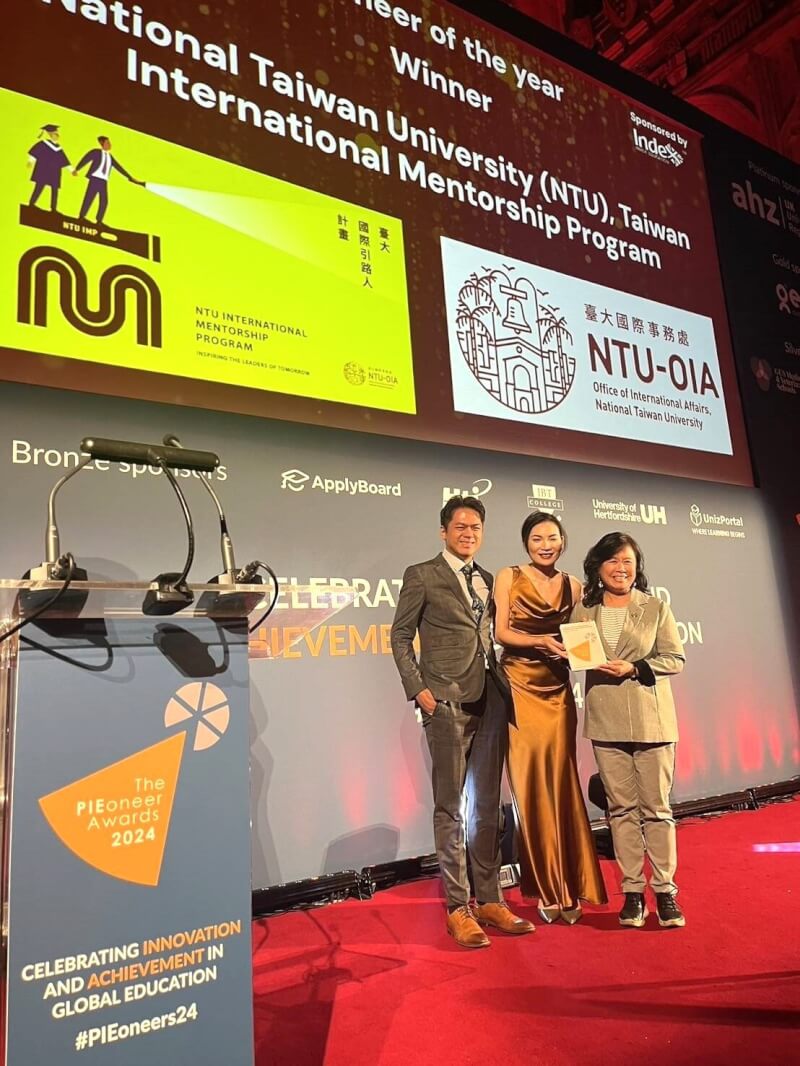 台灣大學以2022年創設的「國際引路人計畫」獲頒國際教育界大獎「國際先鋒獎」的最大獎「年度先鋒獎」(PIEoneer of the Year),國際長袁孝維(右)及國際處全球關係總監吳霽儒(左)13日在倫敦領獎。(台灣大學國際事務處提供)中央社記者陳韻聿倫敦傳真 113年9月15日