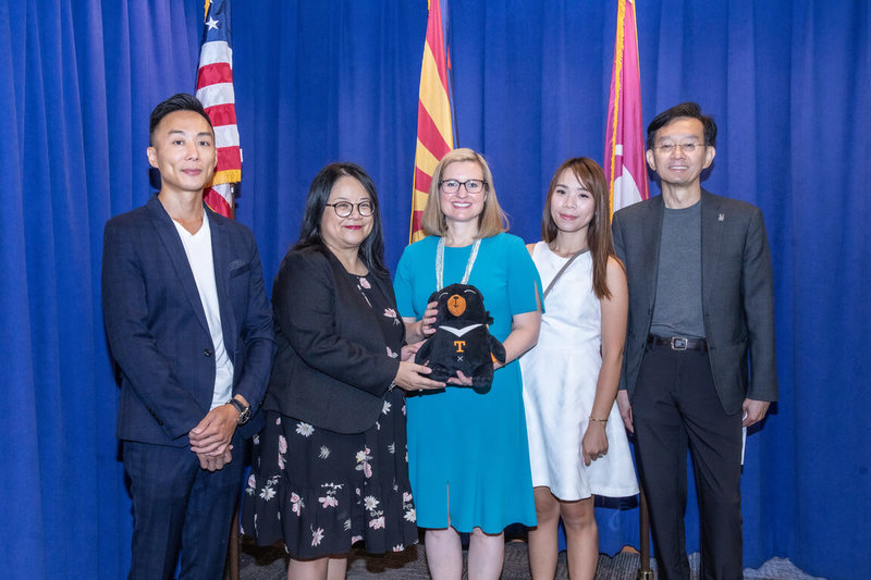 鳳凰城市長蓋雷哥(Kate Gallego)13日會見響尾蛇台灣日的籌辦單位,大鳳凰城台美商會會長黃錫珩(左2)致贈台灣觀光吉祥物「喔熊」玩偶。(駐洛杉磯辦事處觀光組提供)中央社記者林宏翰傳真 113年9月15日