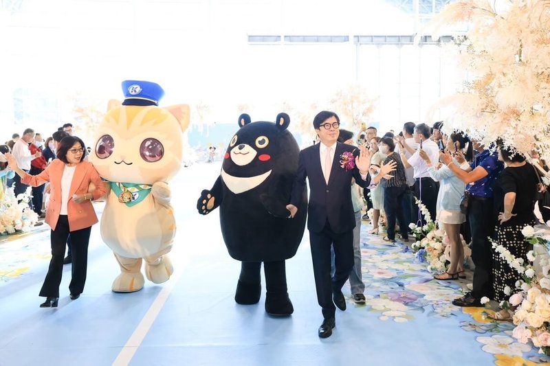 「高雄市113年市民集團婚禮」15日在高雄展覽館舉行,由市長陳其邁(前右)擔任主婚人、議長康裕成(前左)擔任介紹人,共同見證109對新人完成終身大事。(高雄市民政局提供)中央社記者張已亷傳真 113年9月15日