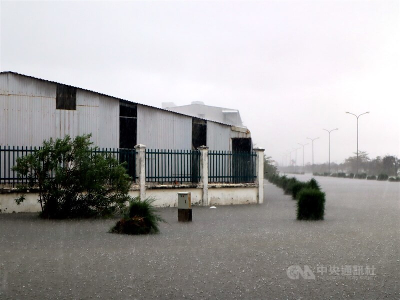 越南海防市塗山工業區以前是沼澤地，只要下大雨就會淹水，颱風摩羯過後的雨勢不斷，淹水阻礙了塗山工業區內的交通。中央社記者陳家倫海防攝 113年9月12日