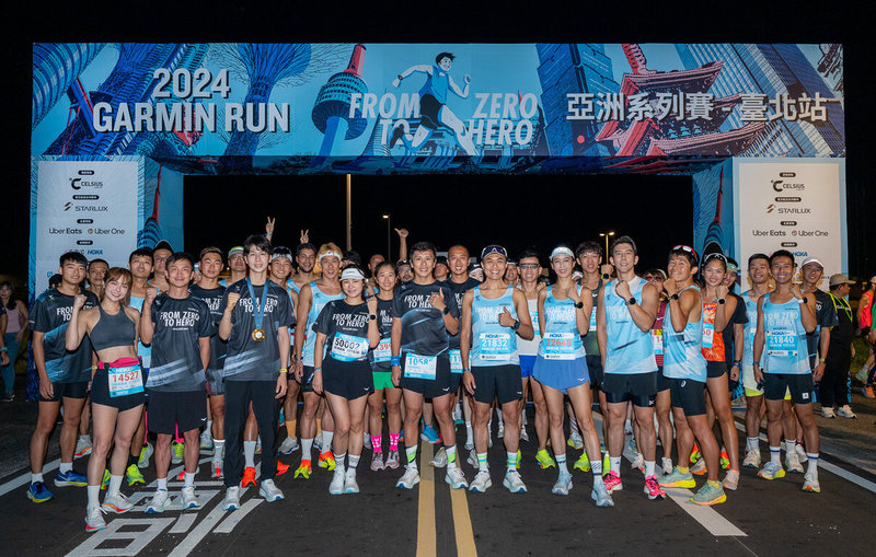 第3屆Garmin Run首站15日在台北大佳河濱公園開跑，奪下巴黎奧運女子拳擊金牌的「台灣拳后」林郁婷（前排左3）出席參與，這是她人生首場路跑賽事，直呼相當有趣。（Garmin提供）中央社記者黎建忠傳真  113年9月15日