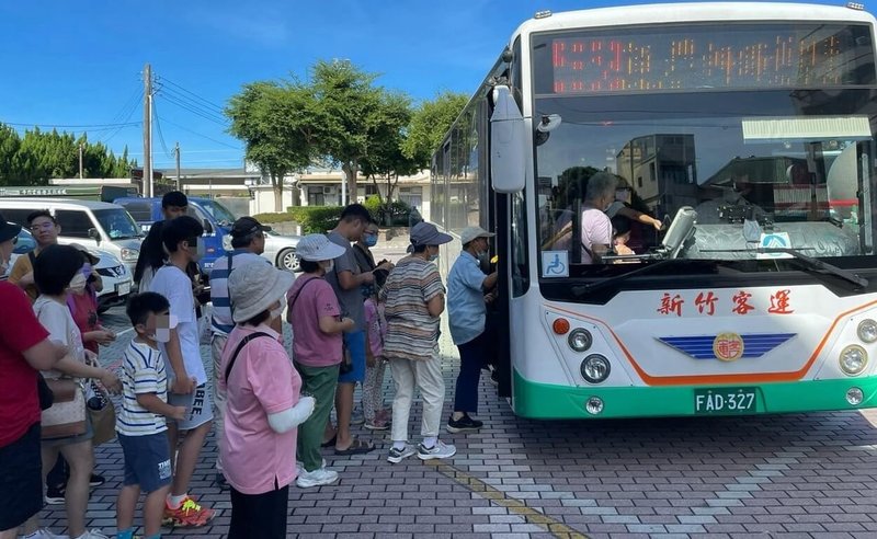 新竹客運16日起退出經營苗栗地區客運路線，苗栗縣銅鑼鄉民代表徐裕逢15日號召鄉親一起搭乘新竹客運5658線公車做最後巡禮，獲不少民眾響應。（徐裕逢提供）中央社記者魯鋼駿傳真  113年9月15日