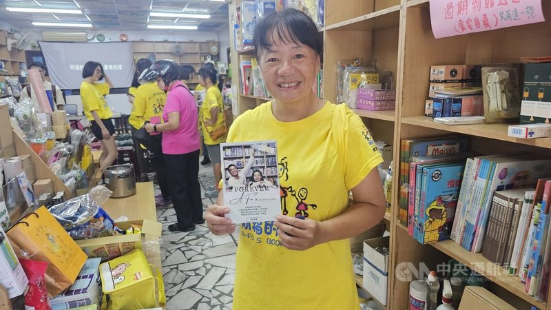 新北市蘆洲區「阿福的書店」15日舉辦「畢業典禮」,老闆娘楊雪惠(前)受訪表示,關店決定早已告知在天上的蕭文福,有擲筊得到應允的聖筊;雖然不開店了,但是若有人需要,她仍會在網上幫大家買書及文具。中央社記者王鴻國攝 113年9月15日