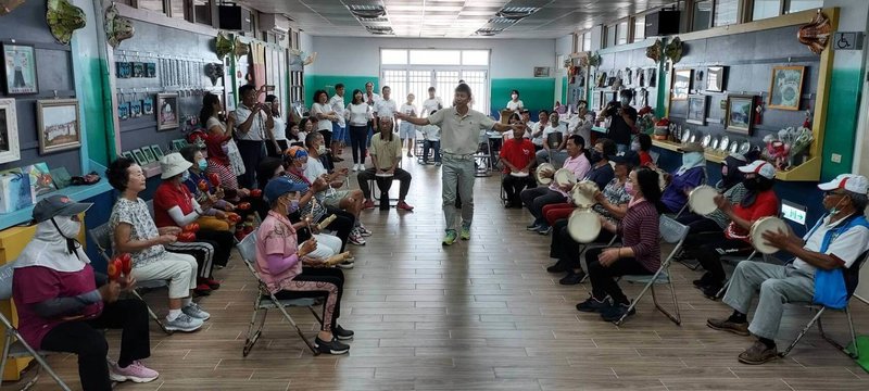台南市美術館志工合唱團15日跨海到澎湖七美西湖社區以音樂會友,用動人樂音陶冶島上長者身心,場面溫馨。(呂汶駿提供)中央社 113年9月15日