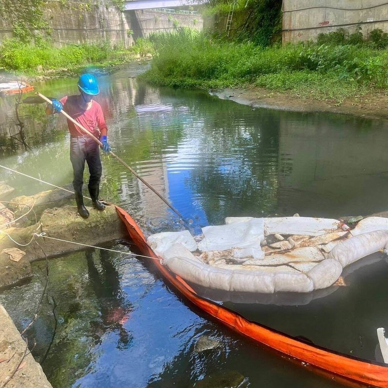 台灣中油公司承攬廠商昨天辦理改善輸油管作業時，因地下輸油管線破損漏油，影響大武崙溪。事發後，中油公司立即布放吸油索吸附油污。基隆市環保局表示，雖無重金屬污染，但會依違反水污染防治法與空氣污染防制法裁罰。（基隆市政府提供）中央社記者沈如峰基隆傳真  113年9月16日