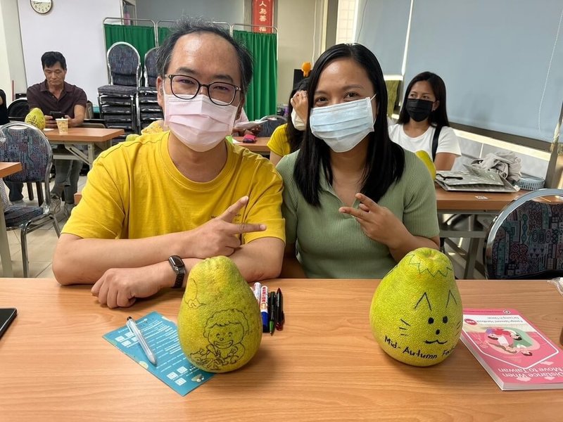 移民署苗栗县服务站在中秋前夕邀新住民家庭聚会，来自越南、泰国、中国大陆、菲律宾等多个家庭齐聚彩绘文旦柚。 （移民署苗栗县服务站提供）中央社记者管瑞平传真113年9月16日