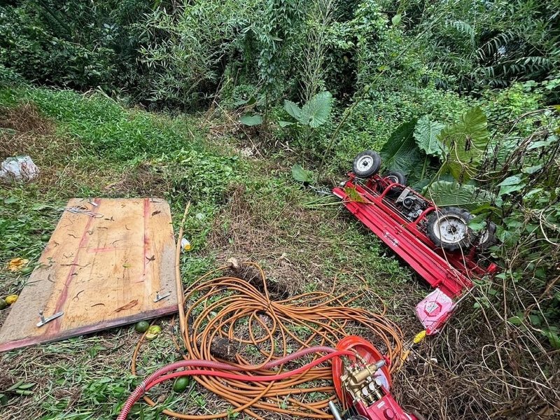 嘉義縣蔡姓男子16日駕駛農用搬運機至柑橘園，疑因道路狹窄不慎翻車受傷，雖自行通報救護車送醫，但急救後仍宣告不治。檢警相驗後初判是身體嚴重創傷造成內出血致命。（警方提供）中央社記者黃國芳傳真  113年9月16日