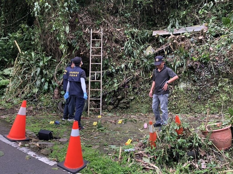 苗栗縣泰安鄉中興村吳姓男子16日架梯修剪住宅旁雜樹，疑似不慎從約3公尺高處摔落地面導致頭部重創，送醫搶救不治，警方獲報到場鑑識，初判屬單純意外。（民眾提供）中央社記者管瑞平傳真  113年9月16日