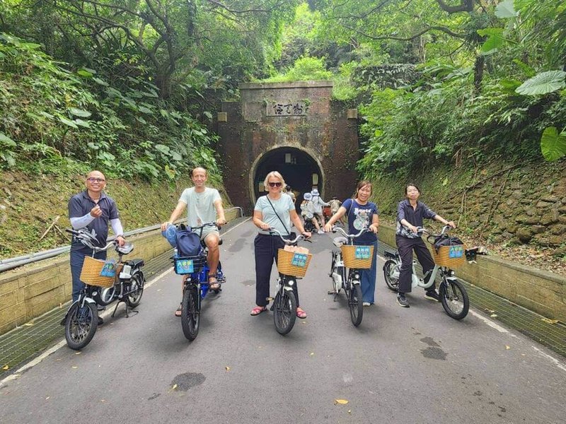 綠色旅遊目的地基金會董事賈娜．阿皮赫（Jana Apih）（中）近期首訪台灣，交通部觀光署安排她體驗舊草嶺隧道環狀自行車道等台灣永續旅遊相關景點。（觀光署提供）中央社記者汪淑芬傳真  113年9月16日