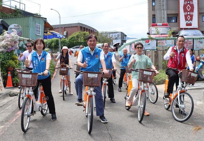 苗栗縣引進YouBike2.0系統，在南庄、三義等9鄉鎮建置102處全新站點，16日開通啟用，苗栗縣長鍾東錦（前左2）出席啟用儀式並體驗騎乘，他表示，未來將再持續拓點，朝200站目標邁進。（苗栗縣政府提供）中央社記者管瑞平傳真  113年9月16日