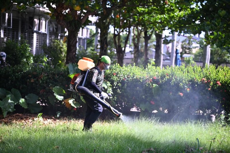 花蓮縣國福國小位於花蓮市西側的山腳下，是小黑蚊密度最高的熱區，學校師生飽受小黑蚊為害之苦，市公所清潔隊在8月底進行第1次噴藥防治作業，16日再度追加噴藥。（花蓮市公所提供）中央社記者李先鳳傳真 113年9月16日