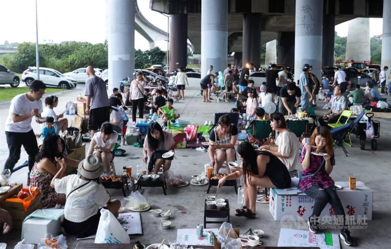 圖為民眾在台北大佳河濱公園10號門旁高速公路橋下廣場烤肉。中央社記者謝佳璋攝 113年9月14日