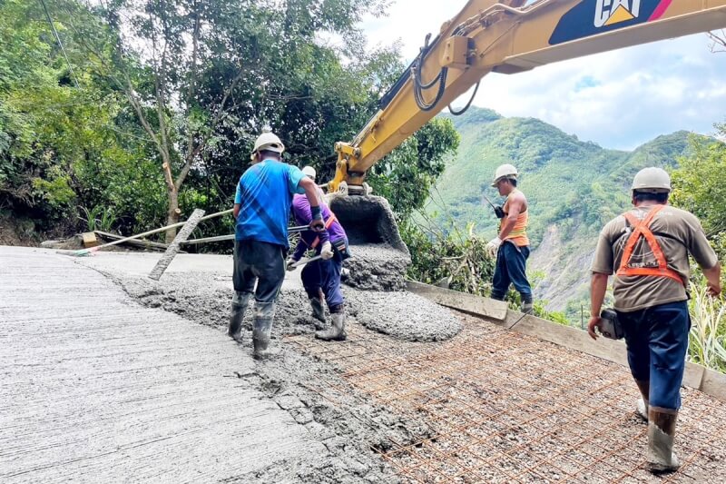 桃園市復興區雪霧鬧聯外道路15日坍方中斷，替代道路在同日下午緊急搶通，但自16日中午12時起至17日上午6時替代道路因要鋪設水泥及進行強化暫停開放，預計17日起分時段開放。（復興區公所提供）中央社記者吳睿騏傳真 113年9月16日