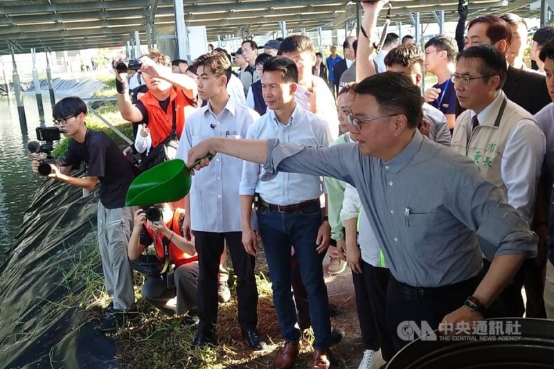 行政院長卓榮泰（前右）15日下午走訪台南市七股區的漁電共生案場。中央社記者楊思瑞攝 113年9月15日