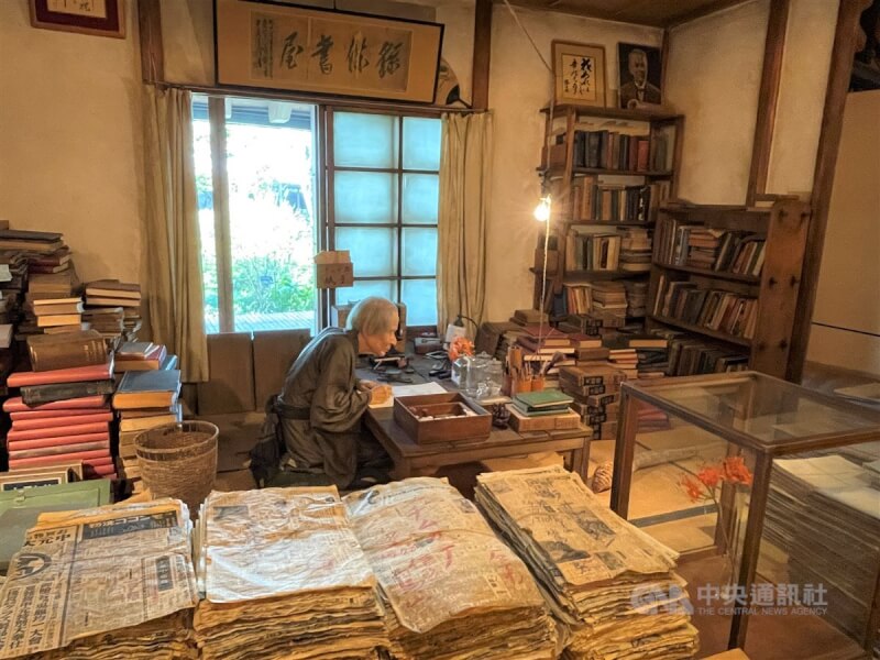 為彰顯日本植物學之父牧野富太郎的功績,他的故鄉高知縣設立牧野植物園,園內有牧野紀念館及展示館,圖為仿牧野的書房「繇條書屋」展區。中央社記者楊明珠高知攝 112年1月28日