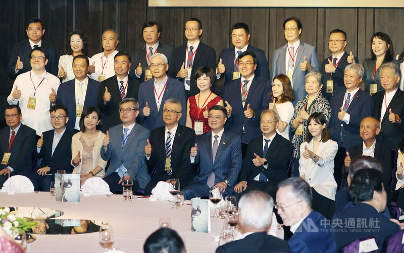 台灣上市櫃公司協會16日舉行第4、5屆理事長交接典禮,行政院長卓榮泰(前排右4)、秘書長龔明鑫(前排右3)、發言人李慧芝(前排右2)與擔任協會第5屆理事長的信義企業集團創辦人周俊吉(前排左5)等人合影。中央社記者郭日曉攝 113年9月16日