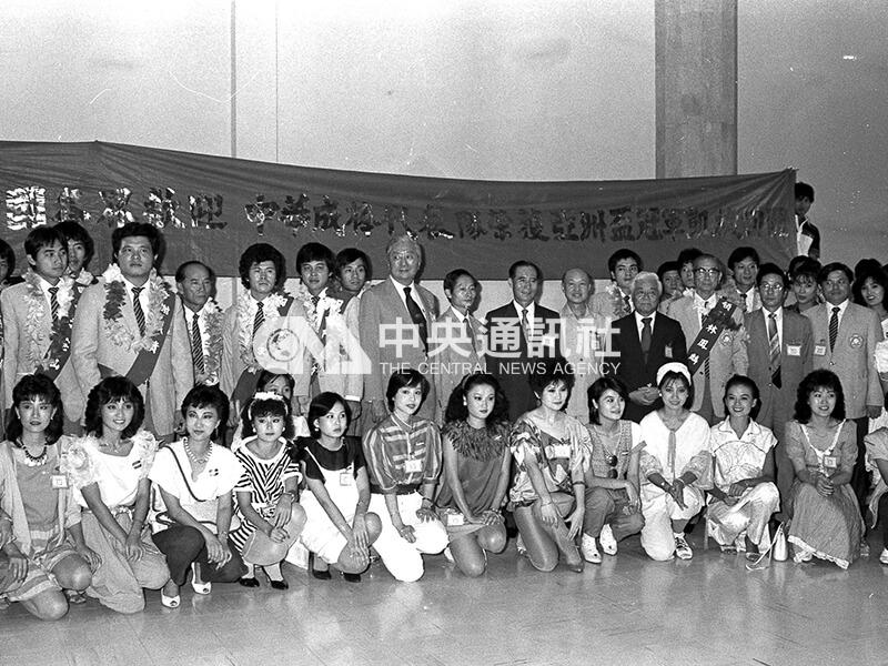 各界代表在桃園中正機場熱烈歡迎中華棒球代表隊凱旋歸國。中央社記者黃瑞南攝 民國72年9月18日